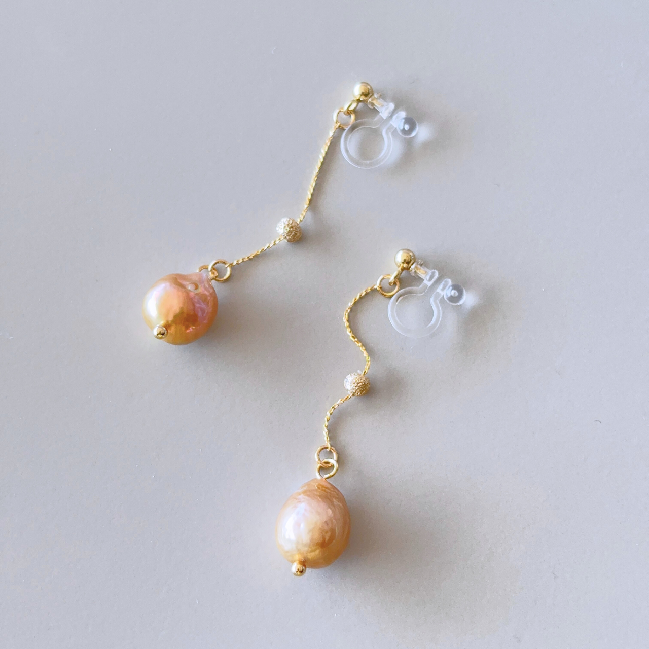 【金属アレルギー対応】遊色バロック淡水パール 揺れるイヤリング（ノンホールピアス）｜ステンレス 上品