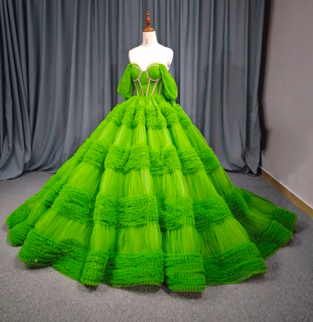 激売れ　お色直し　取り外し可能袖　ギャザースカート　短いトレーン　チュール　グリーン緑　編み上げ　サイズオーダー可能衣装