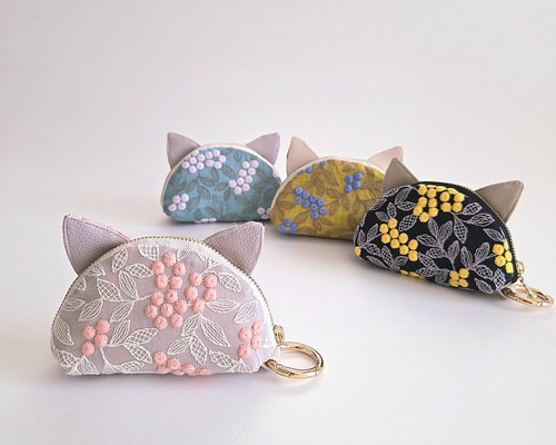 猫の日｜ぷくまる刺繍×レザーのカラビナ付き猫耳コインケース/キー