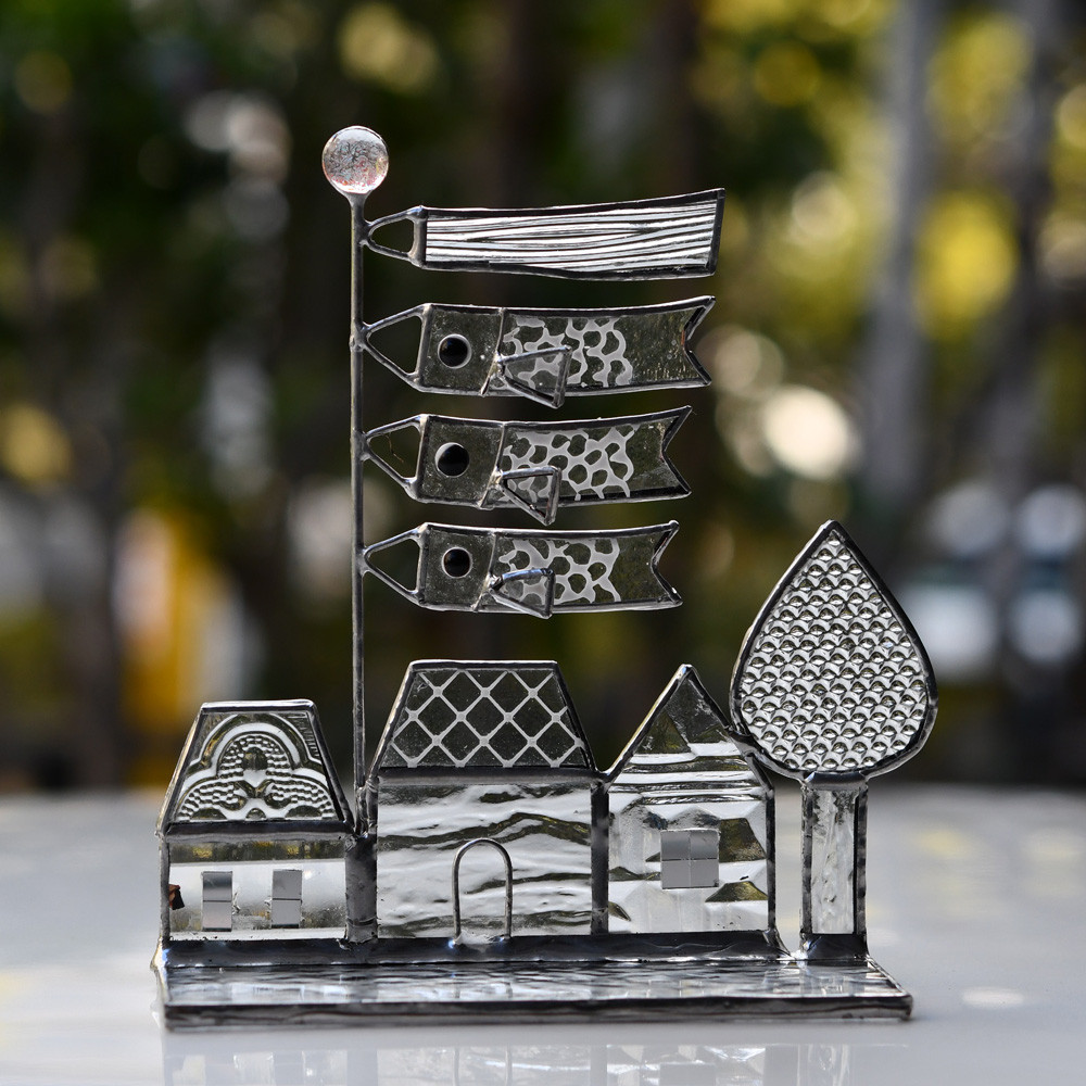 ステンドグラス　屋根より高い　鯉のぼり