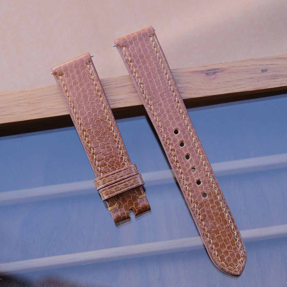 フラットタイプ ブラウン ウミヘビ革 時計ベルト  時計バンド 本革 腕時計バンド 凹凸型 弓カン