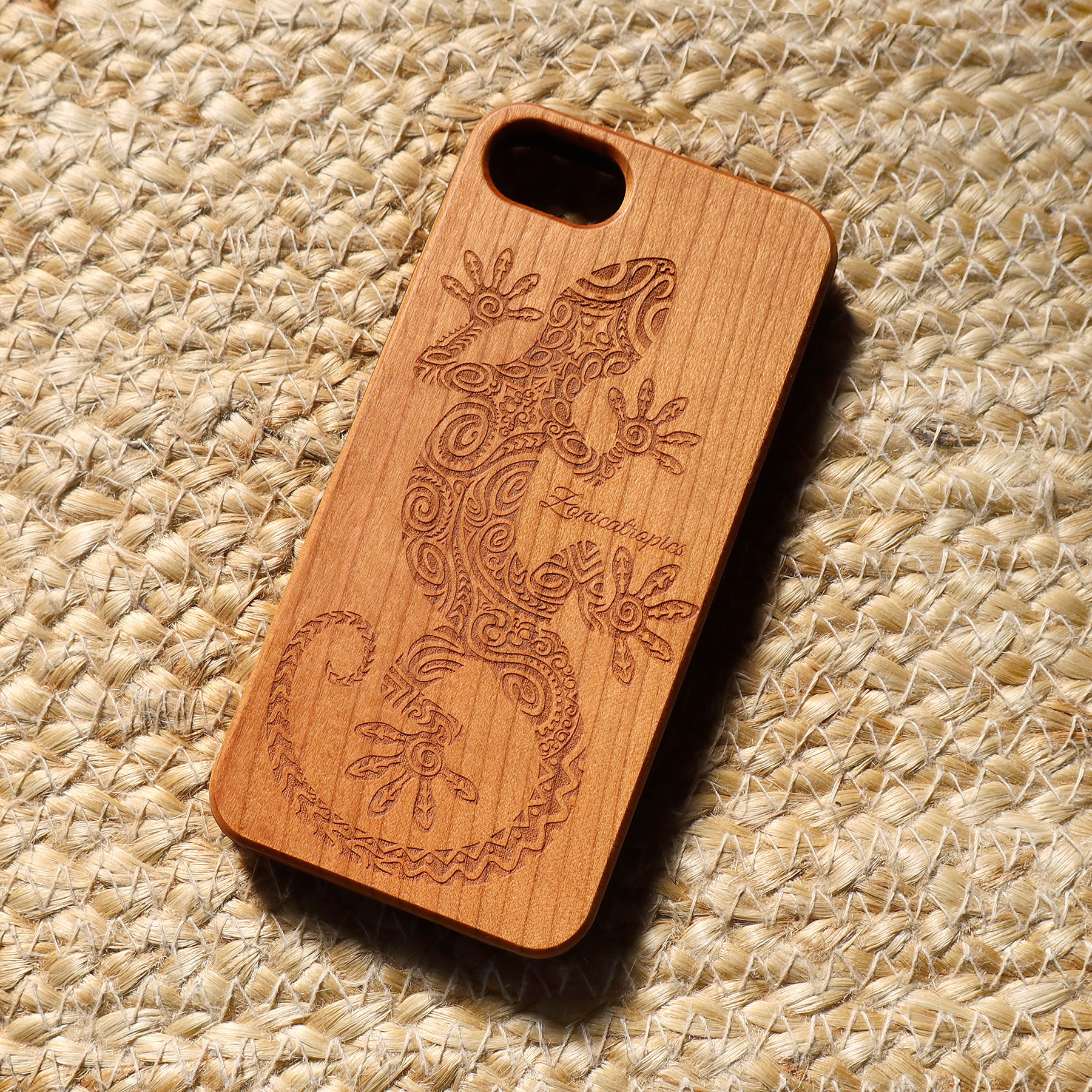 現品販売１点　iPhone7/8/SE2/SE3 【GECKO-2（家守）】桜ウッドケース 木製 ヤモリ  スマホケース