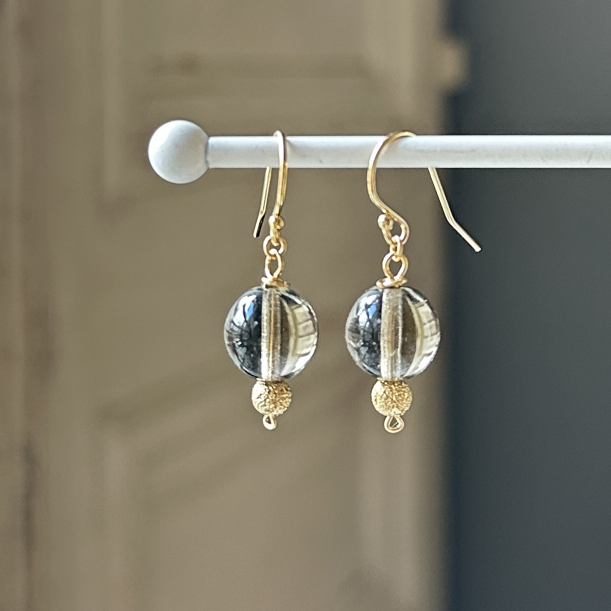 14kgfフランスヴィンテージビーズの一粒ピアス・グレー