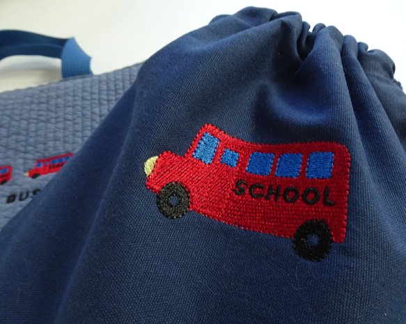 【個人化訂製，5天內出貨】幼兒園和小學入學典禮刺繡三件套（紅色校車） 第6張的照片