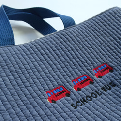 【個人化訂製，5天內出貨】幼兒園和小學入學典禮刺繡三件套（紅色校車） 第2張的照片