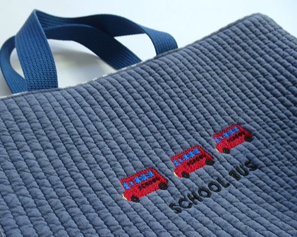 【個人化訂製，5天內出貨】幼兒園和小學入學典禮刺繡三件套（紅色校車） 第2張的照片