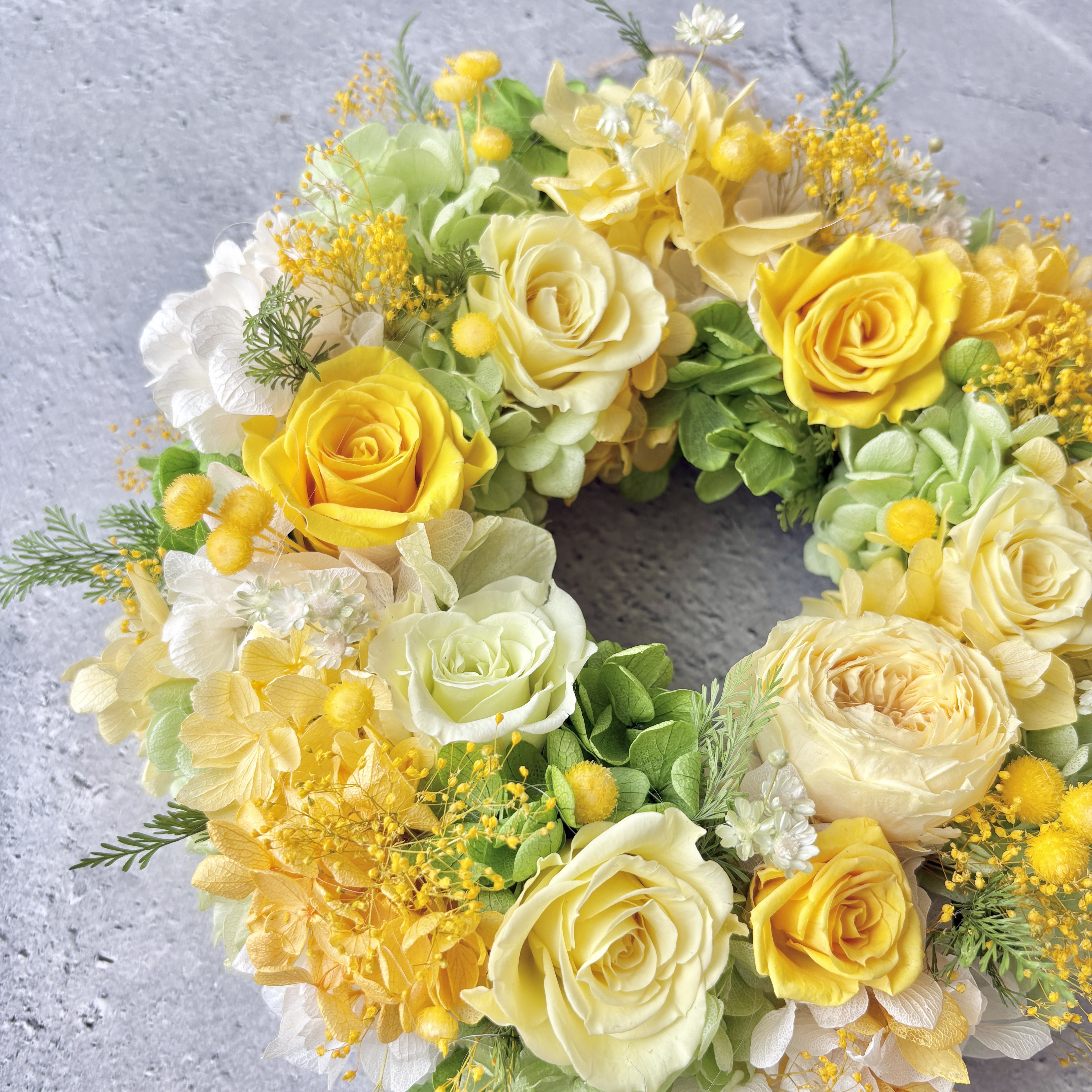 特別なギフトに〜光あふれるイエローのプリザーブドフラワーリース（直径約23cm）/開業祝い/進級祝い/送別ギフト