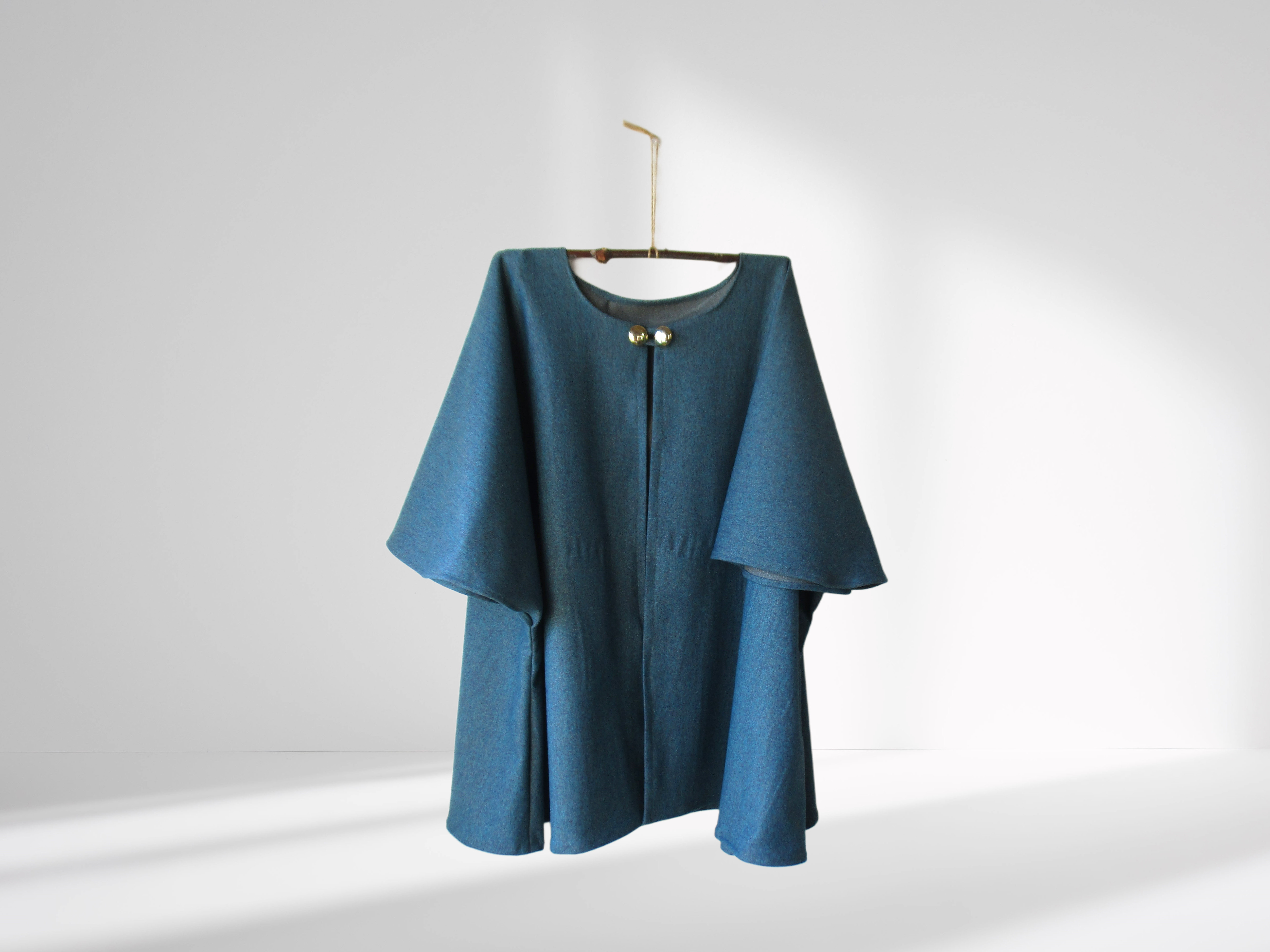 おうちで羽織る袖付きケープ　ブルー