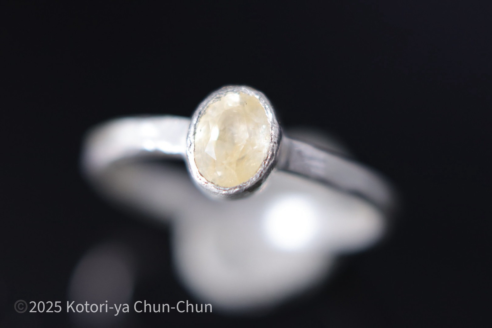 【氷感のあるイエロー】スリランカ産　「トシッタさん」のノーヒート・イエローサファイア・シルバーリング【黄氷】