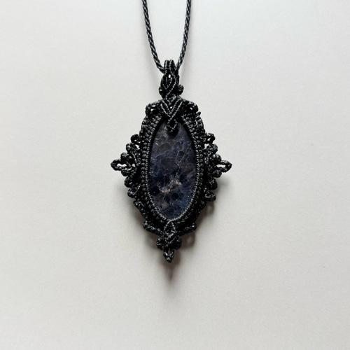 アイオライトサンストーンのボタニカルネックレス ネックレス