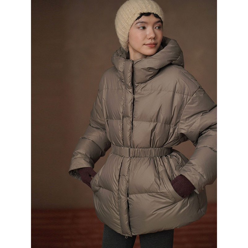 パールのような上品な光沢 軽やかで柔らかなダウンジャケット すっきりと見えるゴム入りベルト付き#948