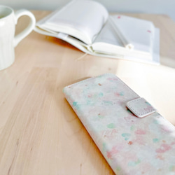 筆記本造型的手機殼，花色系 | 春日色彩，靜謐時刻的完美之選 第3張的照片