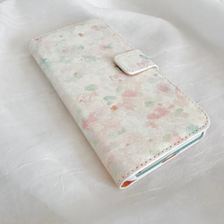 筆記本造型的手機殼，花色系 | 春日色彩，靜謐時刻的完美之選 第2張的照片