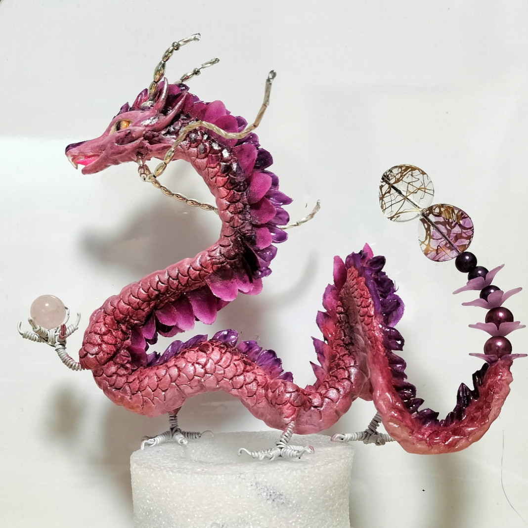 ローズクォーツと紫龍　縁起物オブジェ　龍の置物