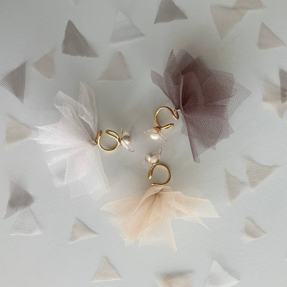 ハンドメイド★紅白華のイヤーカフ★シルバー金具タイプ★左耳用★ドレス★結婚式にも ハナノユメドレス イヤーカフ（片耳 花 ゴールド ワイヤー ディップ