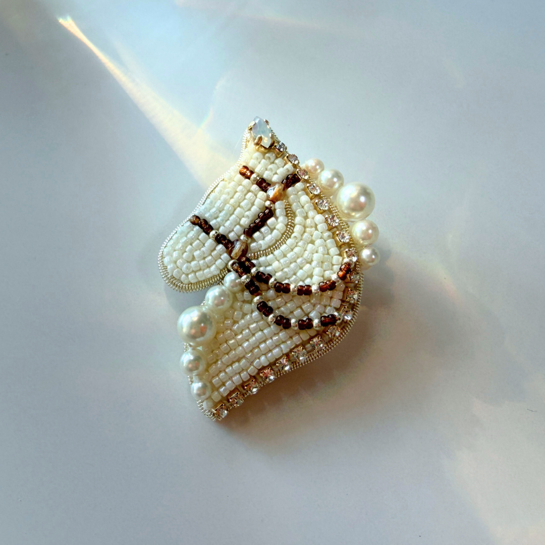 馬ブローチ｜ビーズ刺繍（ミルク）