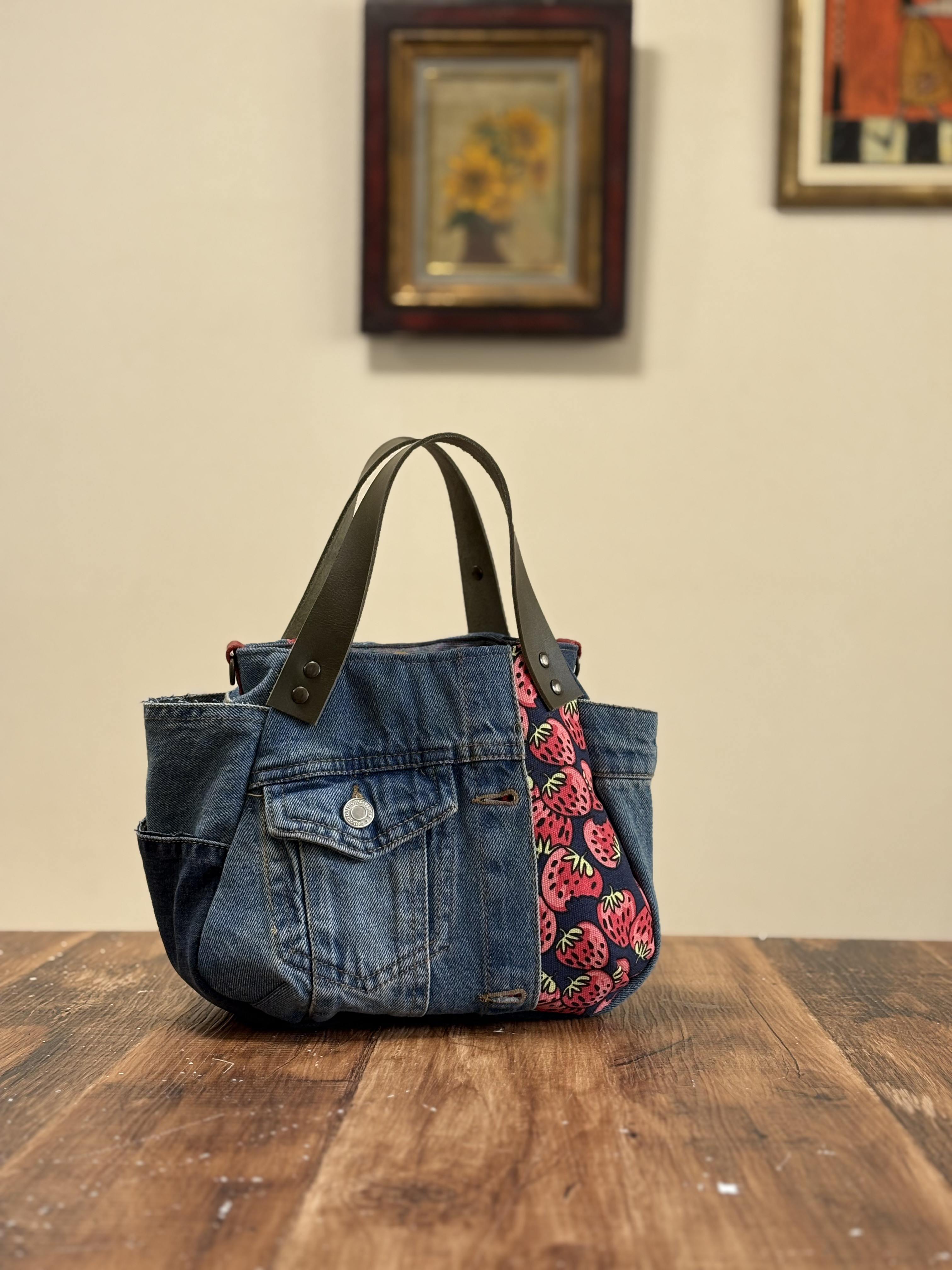 まんまるトートバッグ小サイズ　デニムリメイク×いちご柄