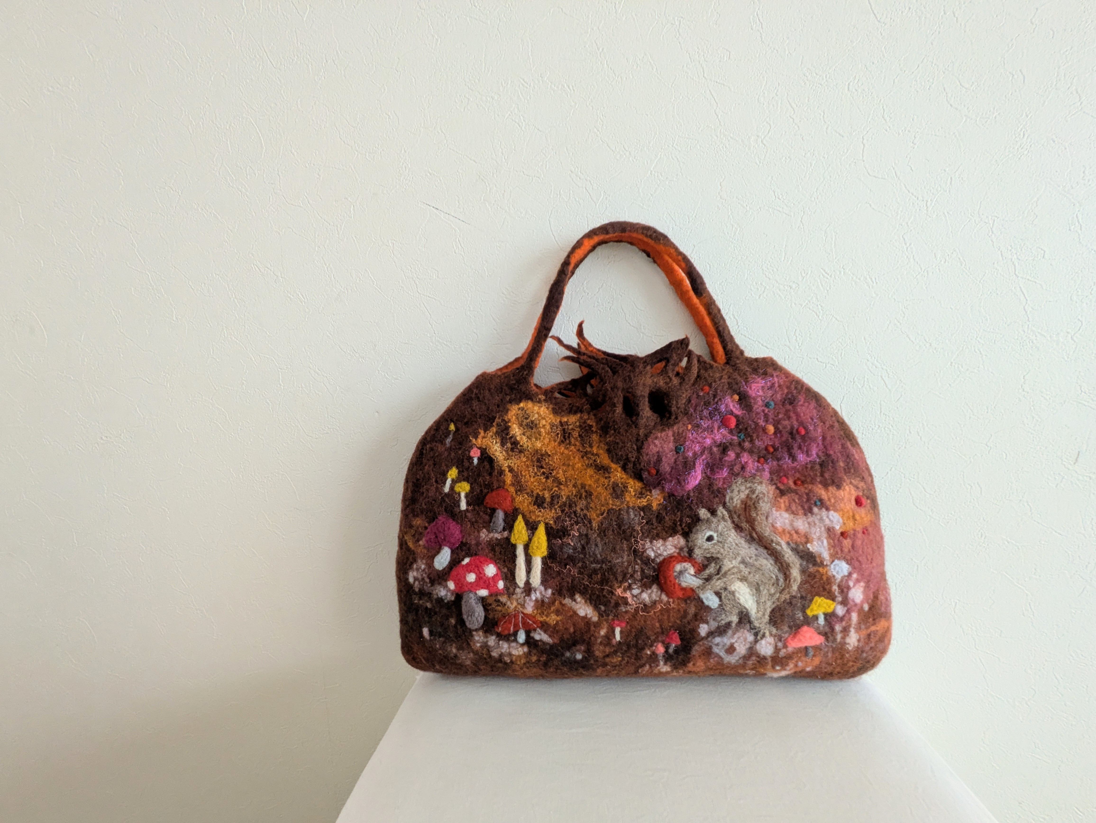 豊かな森の中のリス　バッグ