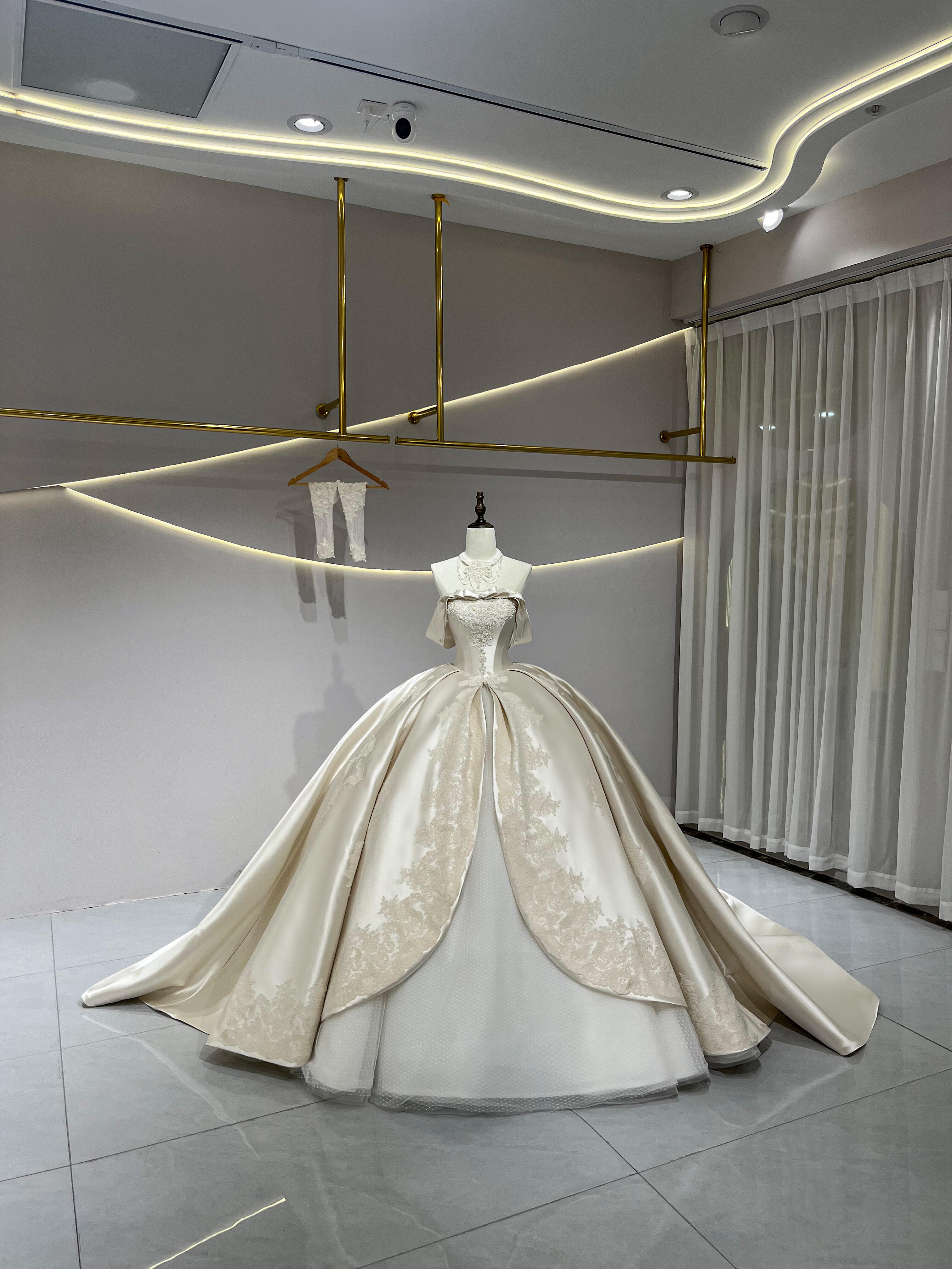 高級感溢れる　サテン　チュール　エレガントなレース　オフショルダー　シャンペン色　チュール　プリンセスライン　ブライダル