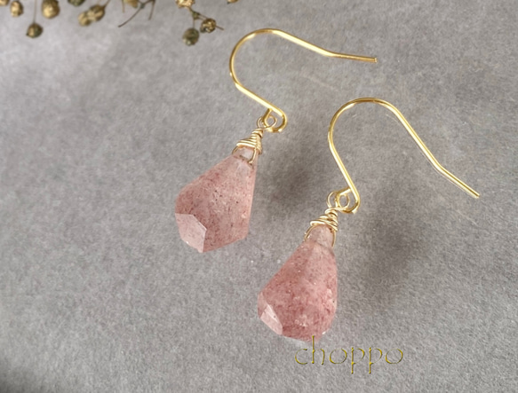 天然石ストロベリークォーツのラフドロップピアス 14kgf SUS316L