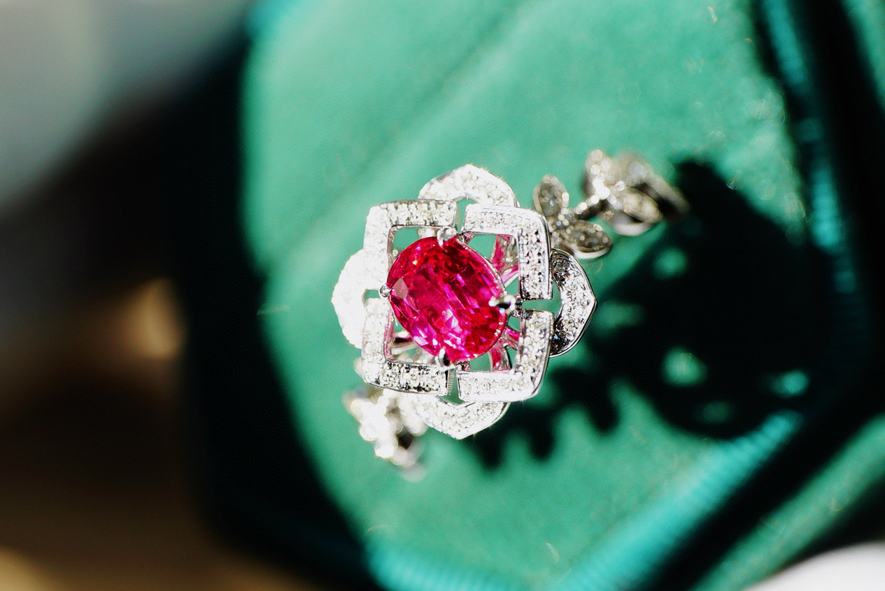 「キラキラ」細工  K18  天然未加熱ルビー　天然ダイヤモンド　リング　純愛　女性　女王　1.02ct 鑑定書付き