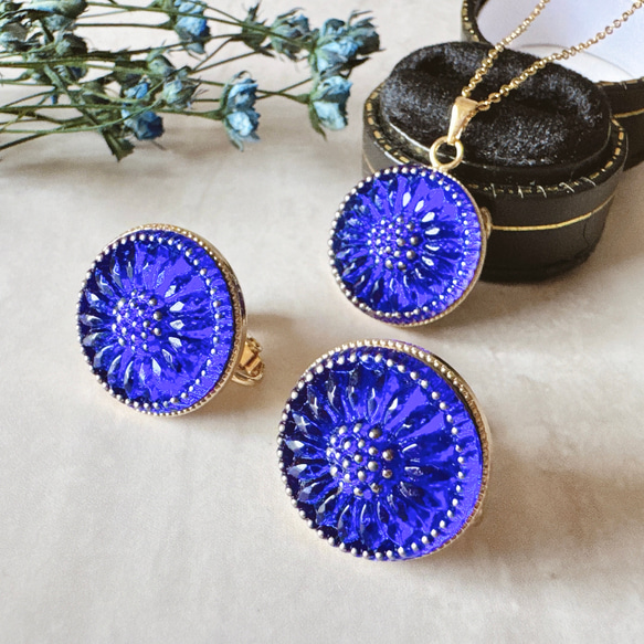 静かな青をまとう チェコガラスボタンのピアス（イヤリング）と