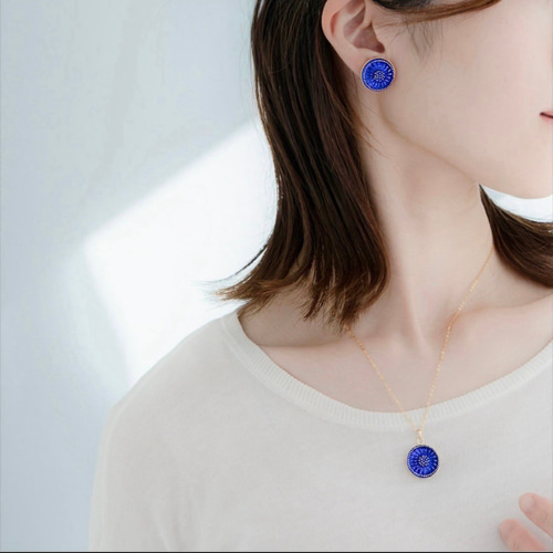 静かな青をまとう チェコガラスボタンのピアス（イヤリング）と