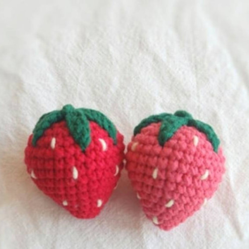 ころんと可愛い いちごの編みぐるみキーホルダー｜赤・ピンク その他