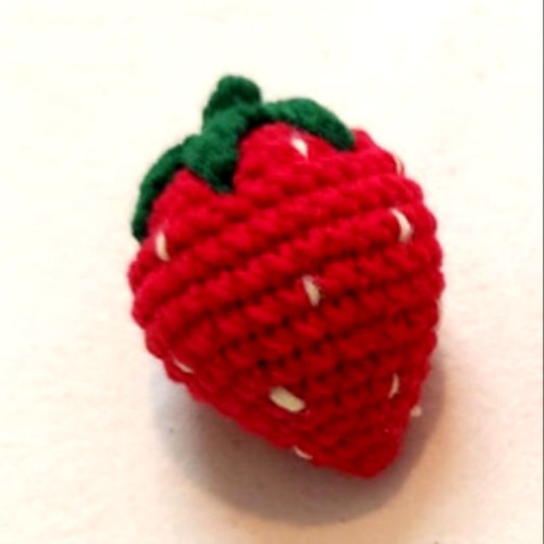 ころんと可愛い いちごの編みぐるみキーホルダー｜赤・ピンク その他