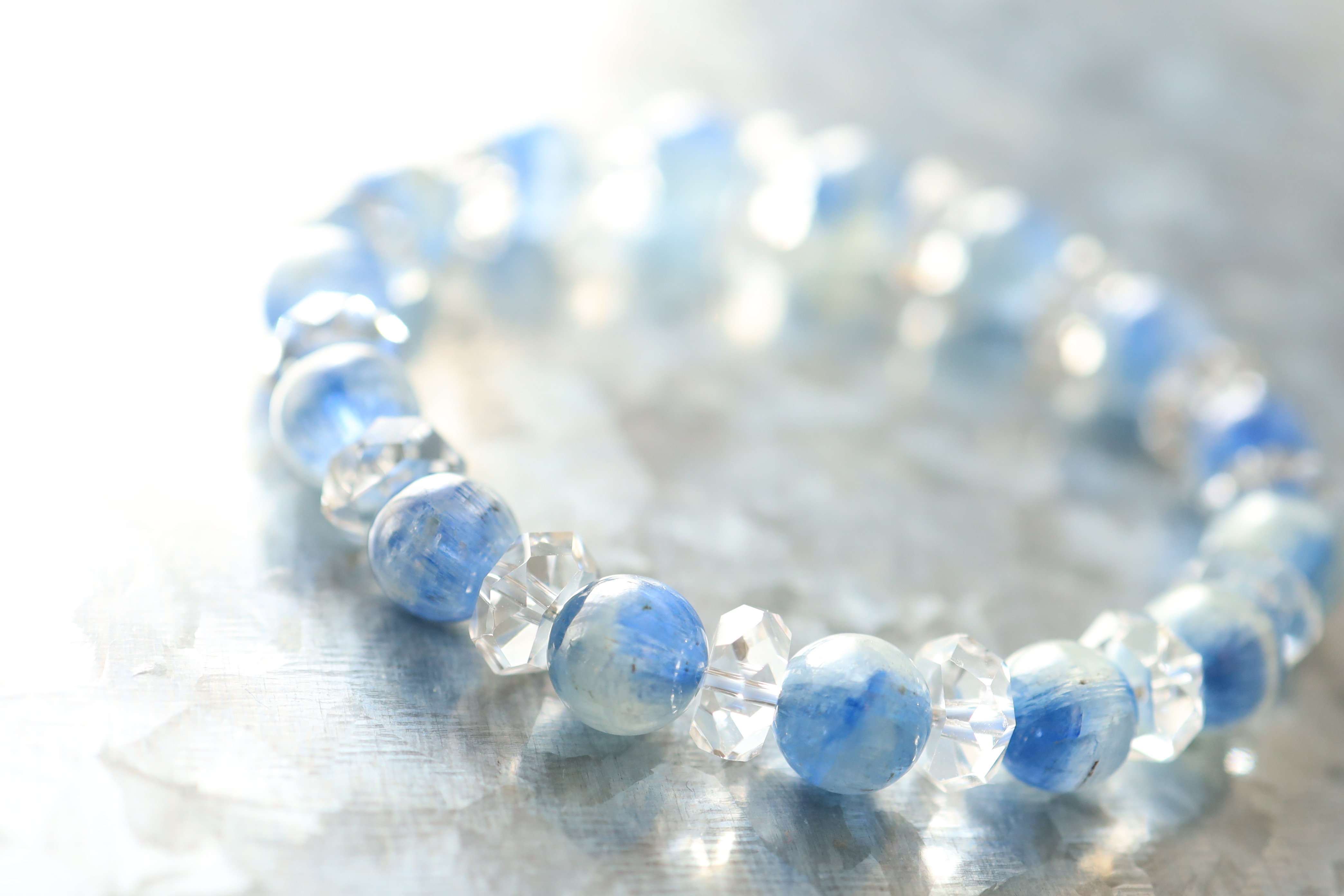 …☆スーパープレミアムブレス☆…☆カイヤナイトシリカ：約8.5ミリ＆水晶☆…☆天然石ブレスレット☆…