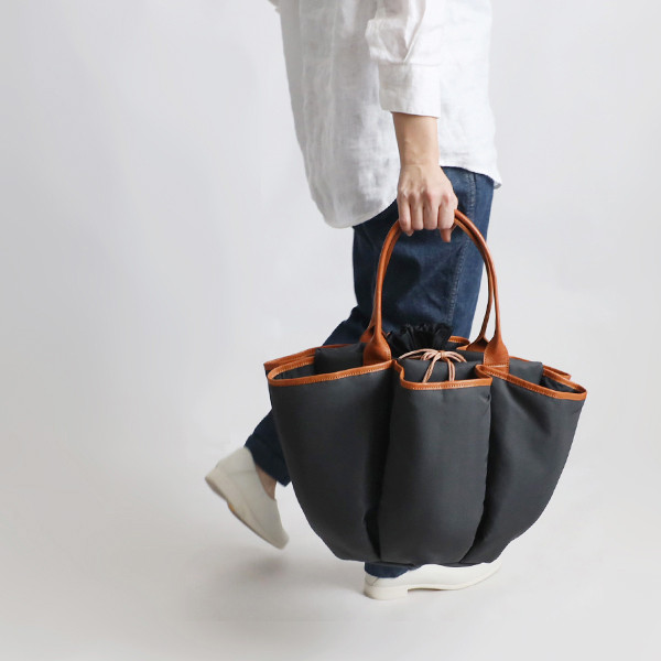 再制作　Lサイズ　軽量 クッション入り ナイロン 革レザー　花ポケット 多収納 トートバッグ　巾着付タッセルZ62A