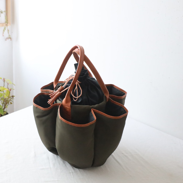 再制作　Lサイズ　軽量 クッション入り ナイロン 革レザー　花ポケット 多収納 トートバッグ　巾着付タッセルZ62C