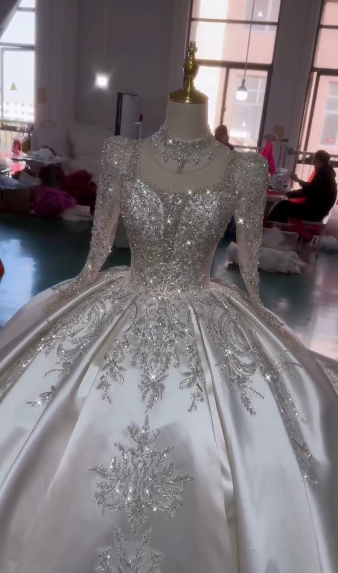 高級サテン　オフホワイト　エレガントなレース　シースルー長袖　スクエアネック　ブライダル　ボリューム花嫁