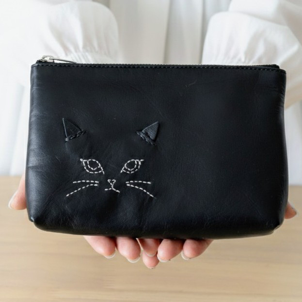 本革】ファスナーポーチ 黒猫の手刺繍ポーチ｜大人可愛い レザー 小物