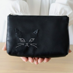 本革】黒猫の手刺繍ファスナーポーチ｜大人可愛い レザー 小物入れ