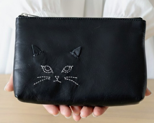 本革】黒猫の手刺繍ファスナーポーチ｜大人可愛い レザー 小物入れ