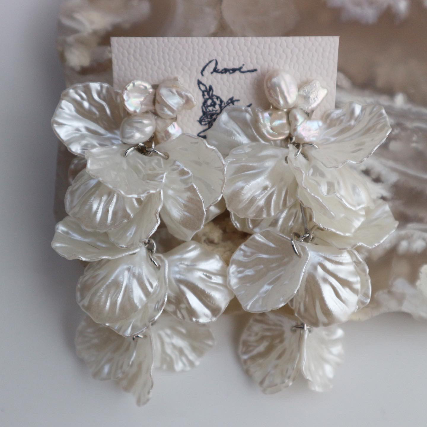 No.160   【淡水パールとゆれる花びら の ピアス/イヤリング】 ブライダル　大ぶり 花嫁　結婚式　ウェディング