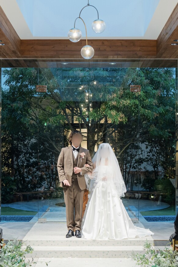 実例写真！ウエディングドレス ミカドサテン  ツーピース 花モチーフ ベアトップ ファスナー 抜群におしゃれ度が際立つ