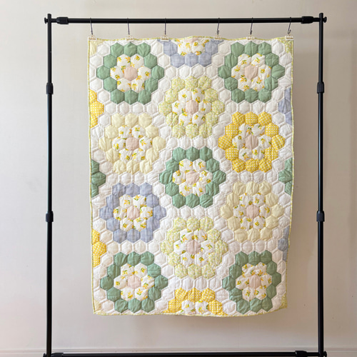 ★パッチワークキルト 109cm×82cm ハンドメイド ミモザ咲く＊一点ものパッチワークキルト その他インテリア雑貨 あかり