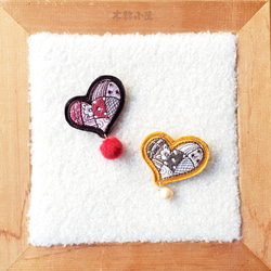 ロラライハリスの超特大くるみボタン刺繍ブローチ ブローチ Eiko