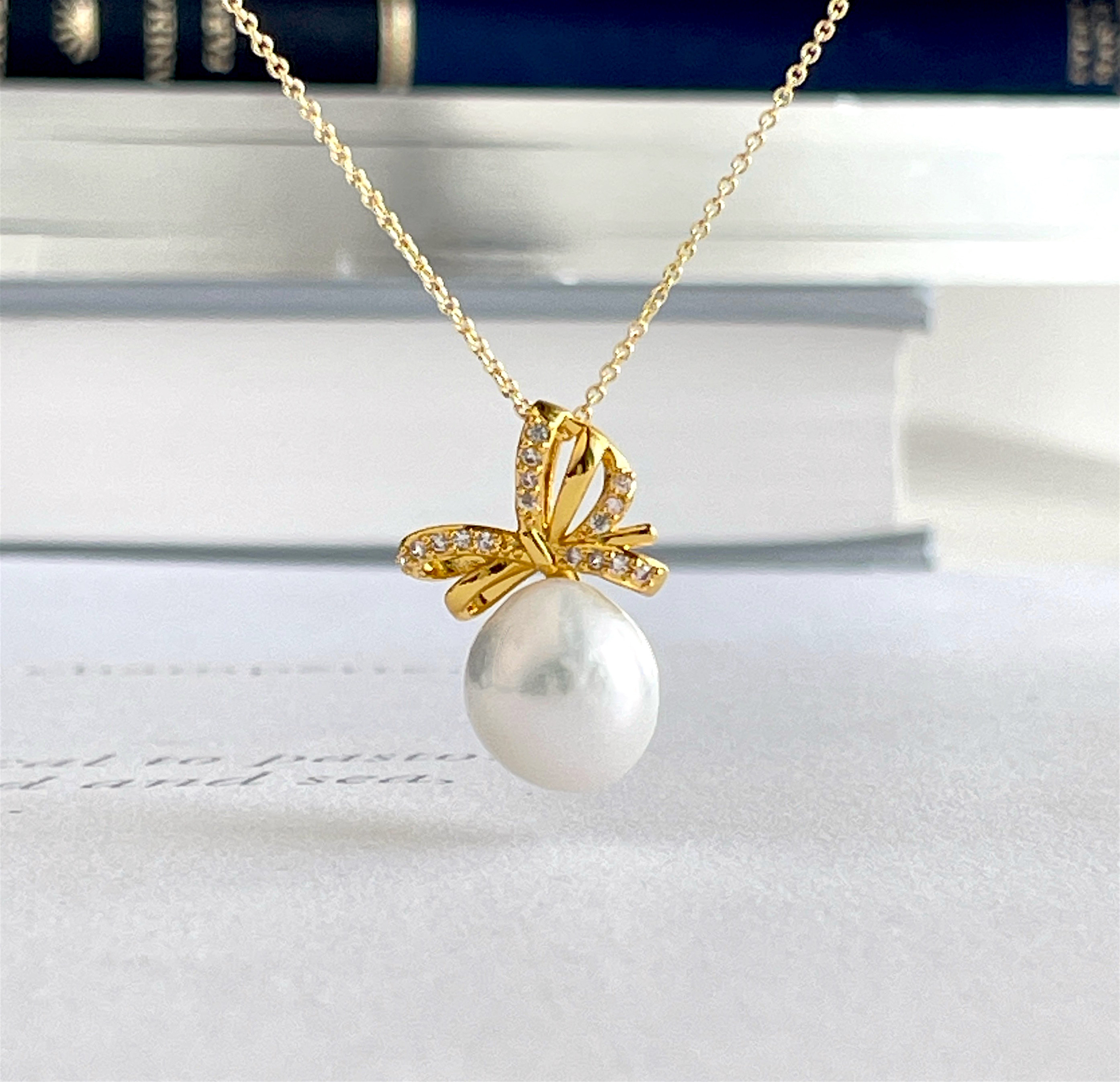 淡水真珠 オーロラカラー バロックパールのリボンペンダント  スライドボール付き