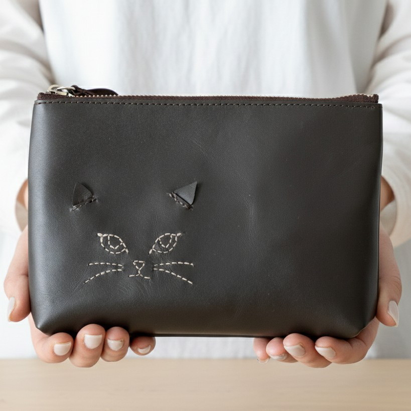 ​本革ポーチ（こげ茶）ほっこりする猫顔｜手刺繍の温もりを贈るギフト　猫の日　母の日　お返し　プレゼント　新生活　送料無料