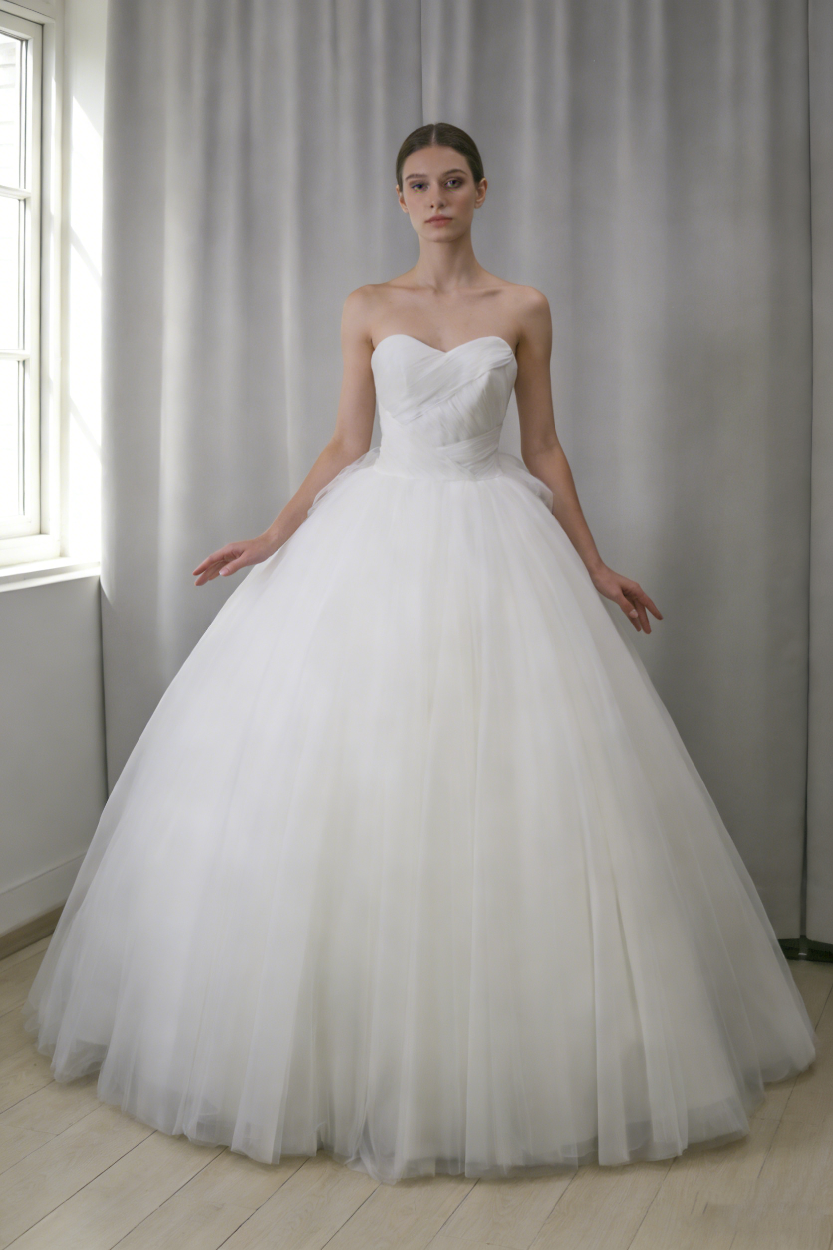 送料無料！ウエディングドレス ベアトップ ハンドドレープ ふわふわドレス チュールドレス  オフホワイト オーダーメイド