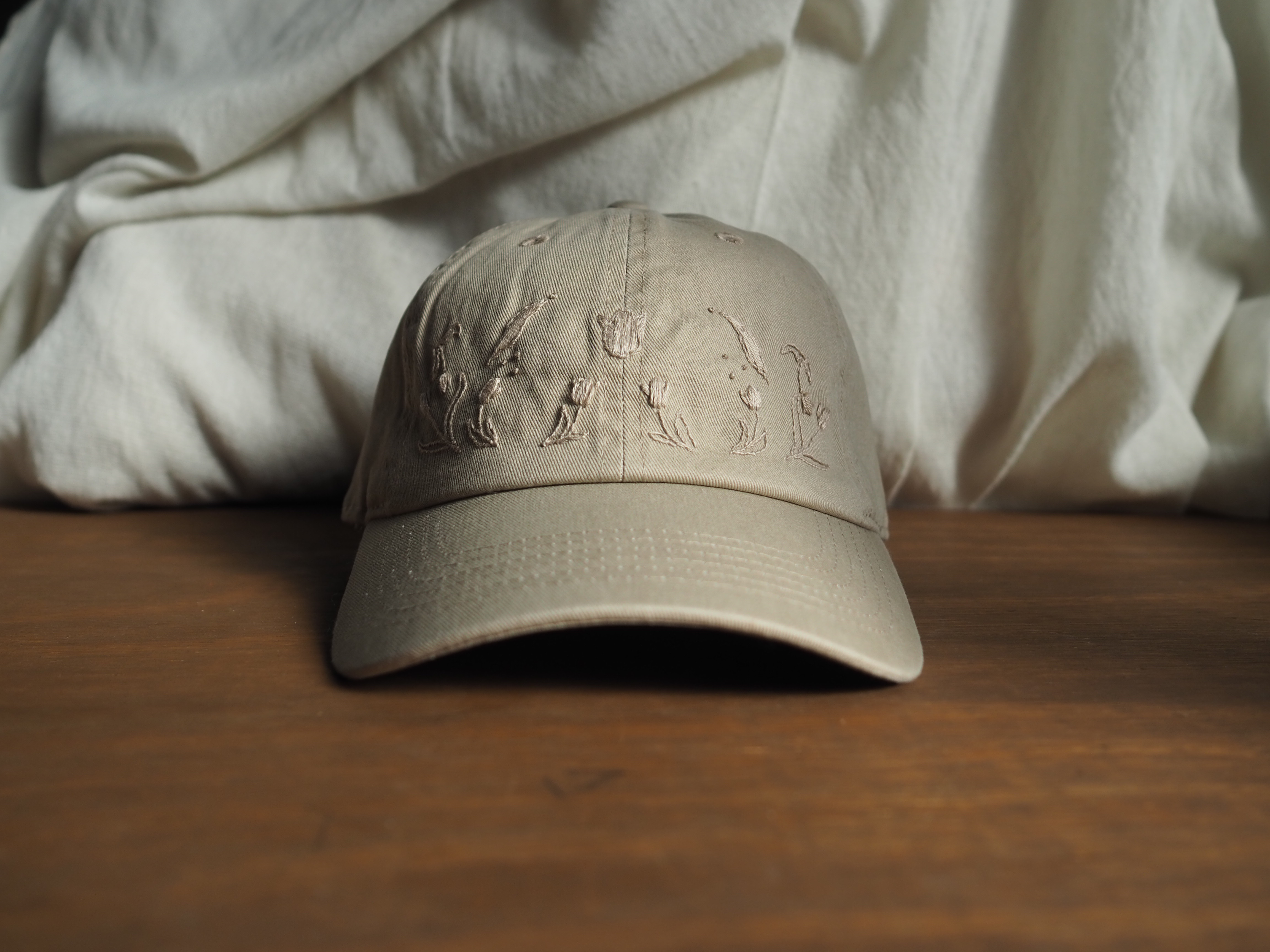 手縫刺繍のキャップ帽子(チューリップモチーフ)