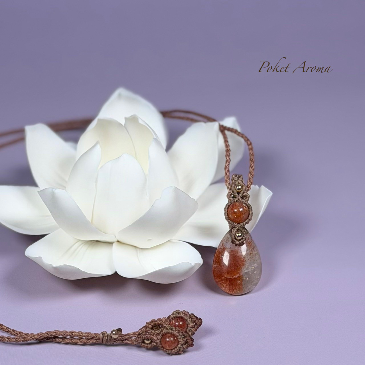 『讃陽』フェルドスパーサンストーンとマイカサンストーンのマクラメペンダントネックレス