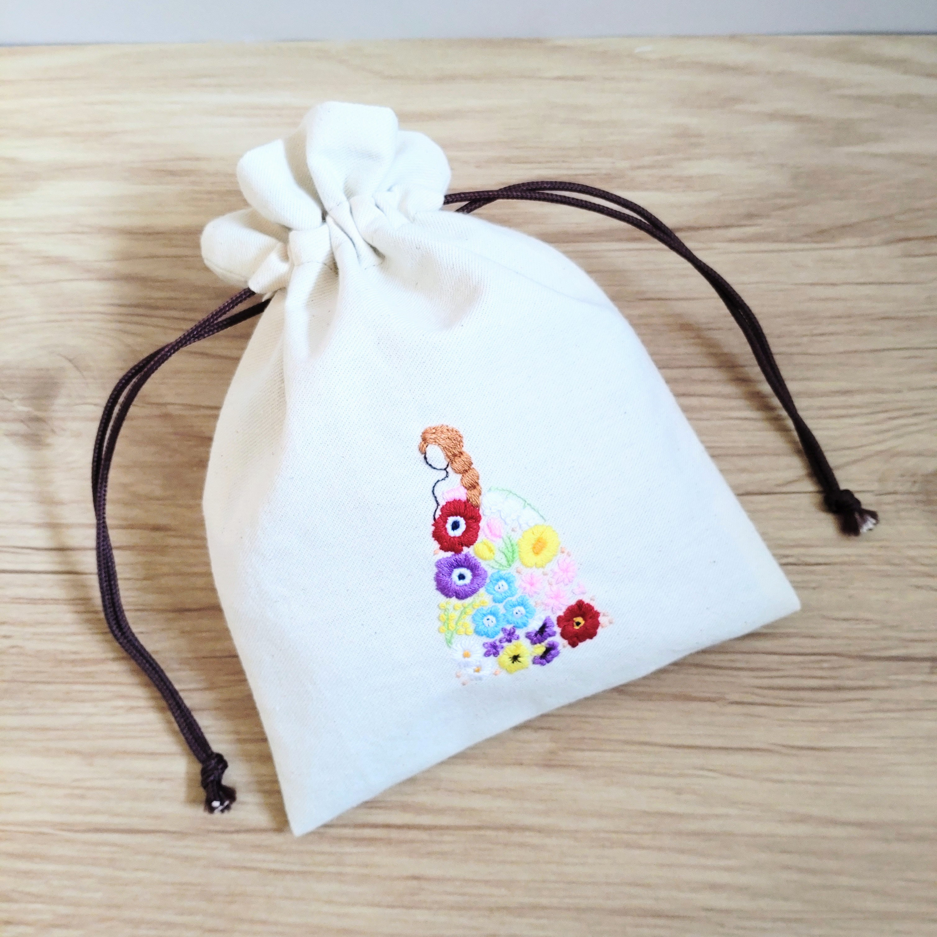 手刺繍＊花柄ドレスの巾着ポーチ＊春の花