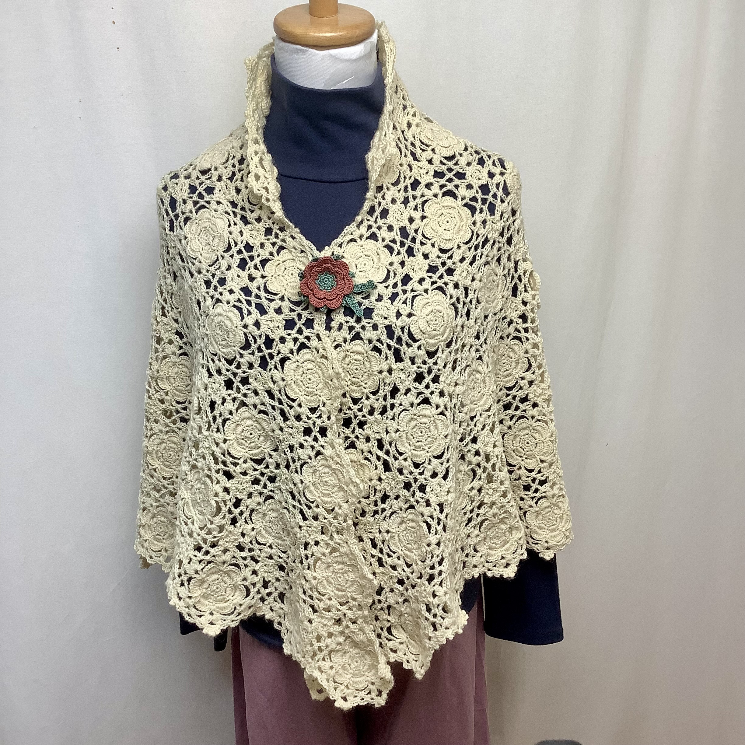 秋冬●フラワーモチーフの台形ストール（オフホワイト）ストールピン付き