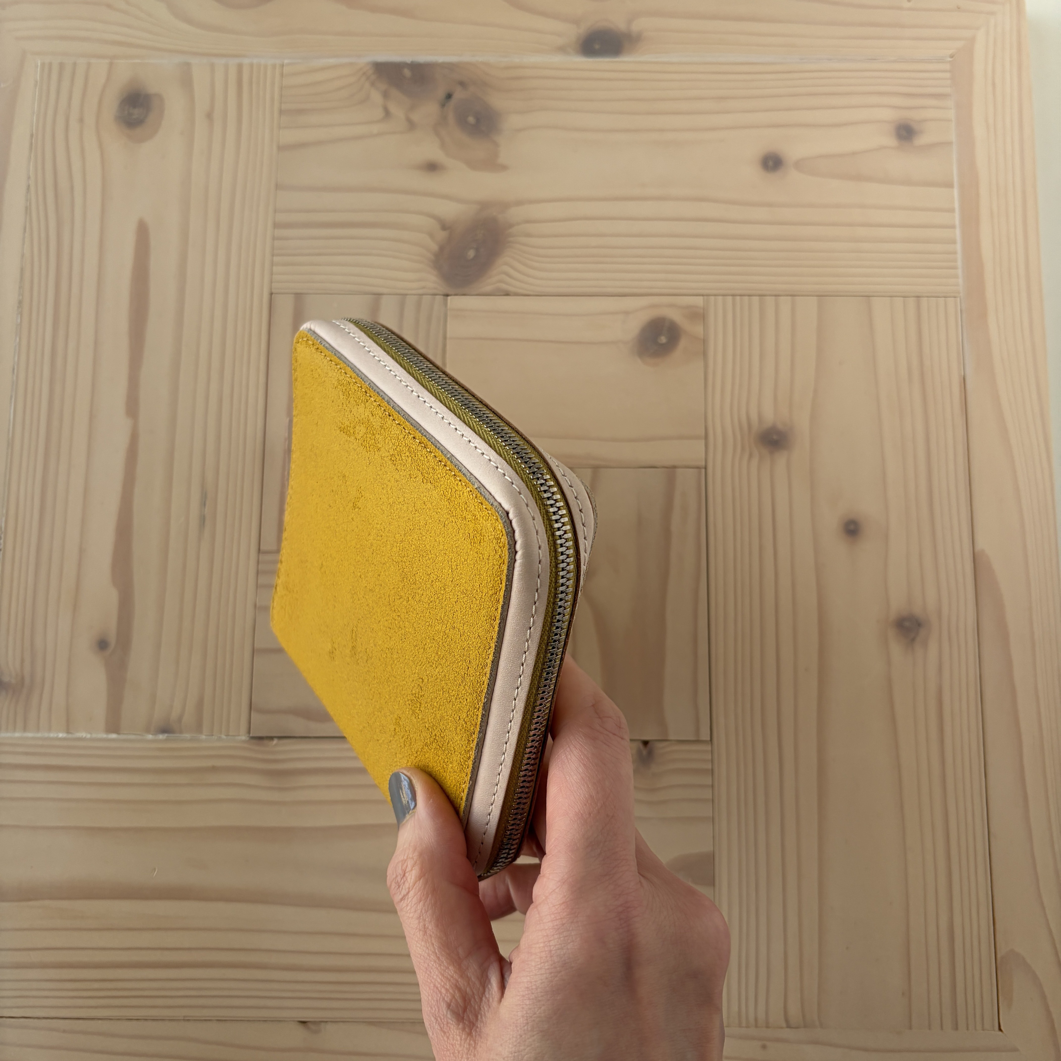 【ARCHIVE】ラウンドファスナーショート｜牛革折り財布 イエロー