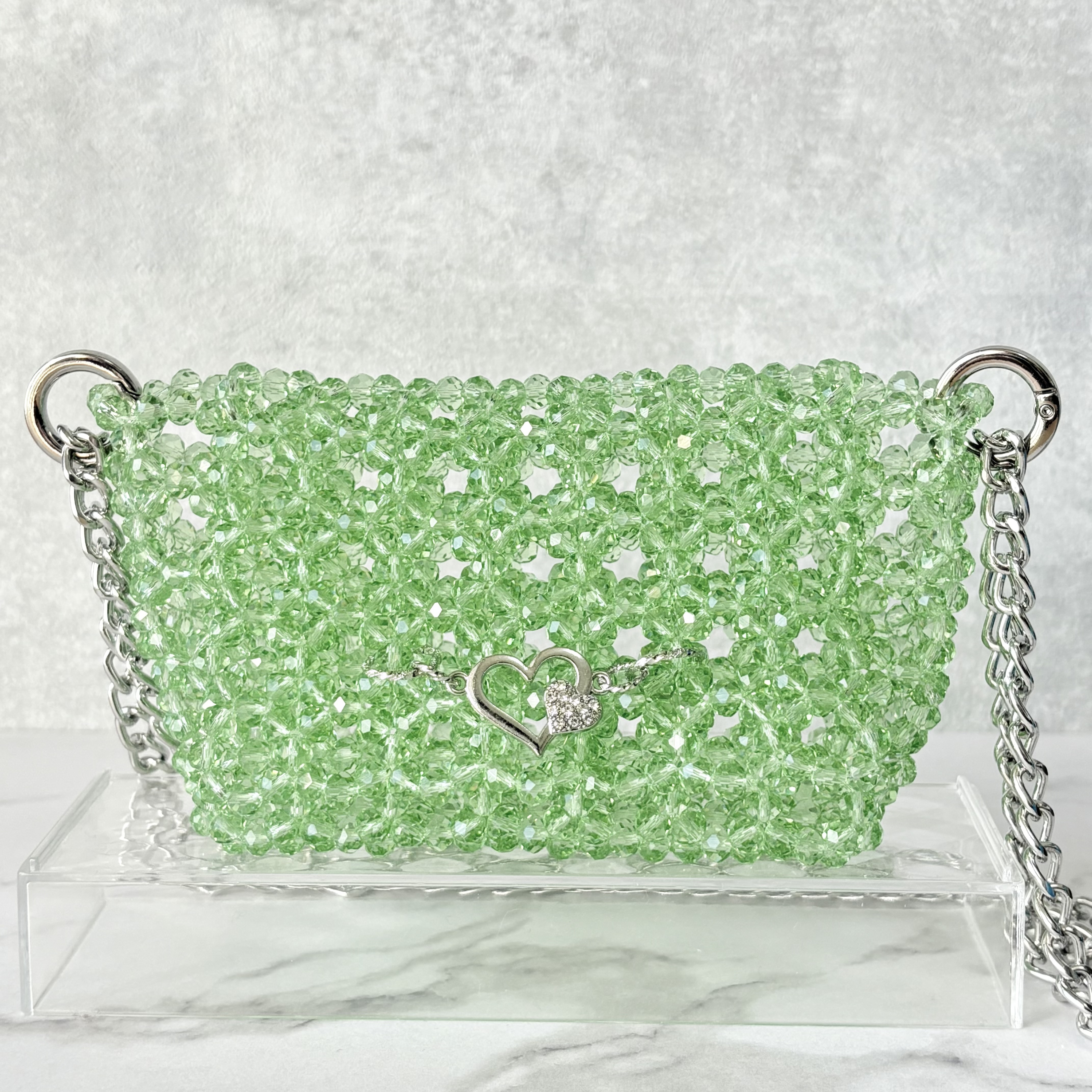 【ペリドットグリーン｜手編みビーズミニバッグ】 何も入らないのに、なぜか欲しくなる ときめきを身にまとう 特別なバッグ