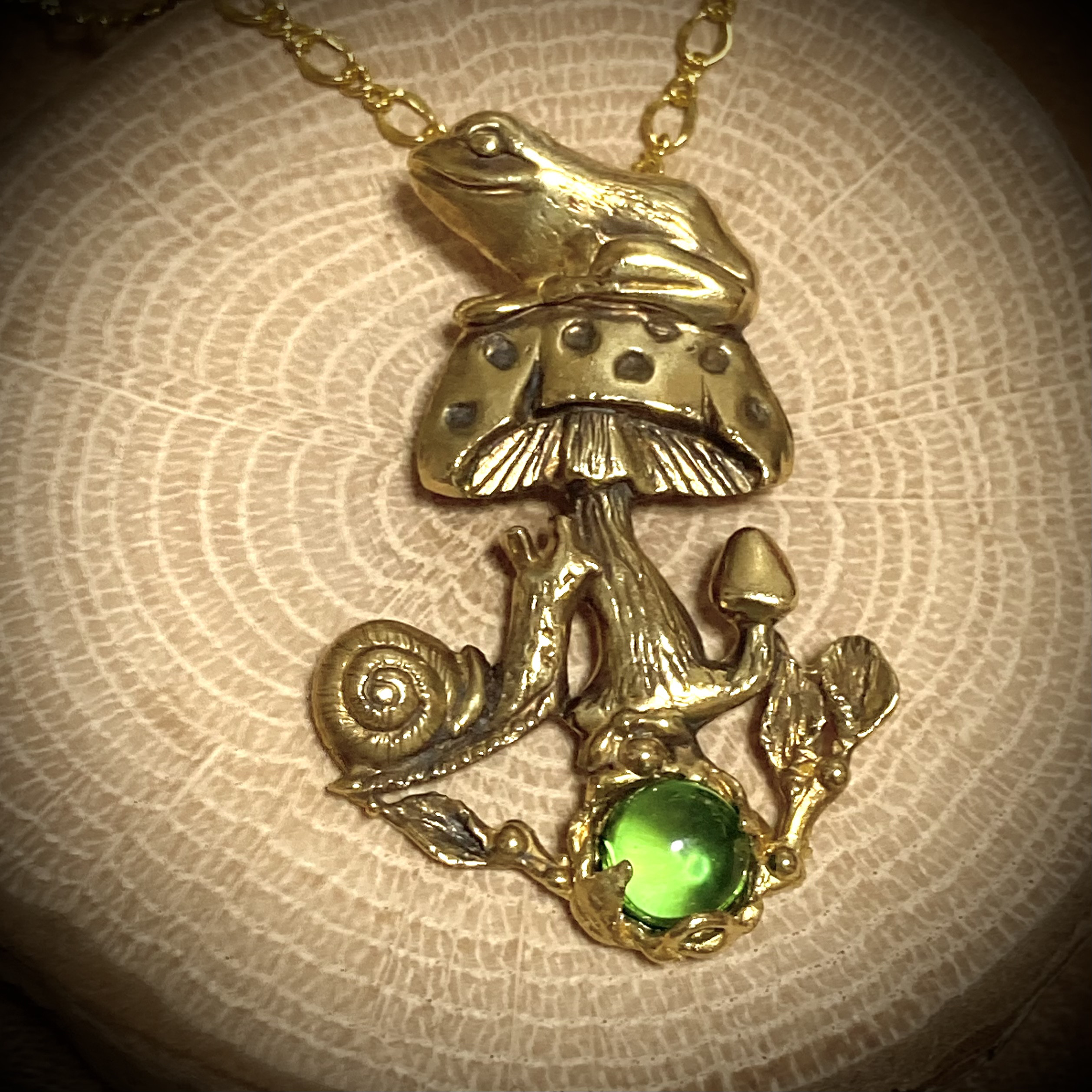 キノコといっしよ/真鍮製/グリーン・アンバー(琥珀)(カエル＋キノコ＋カタツムリ)
